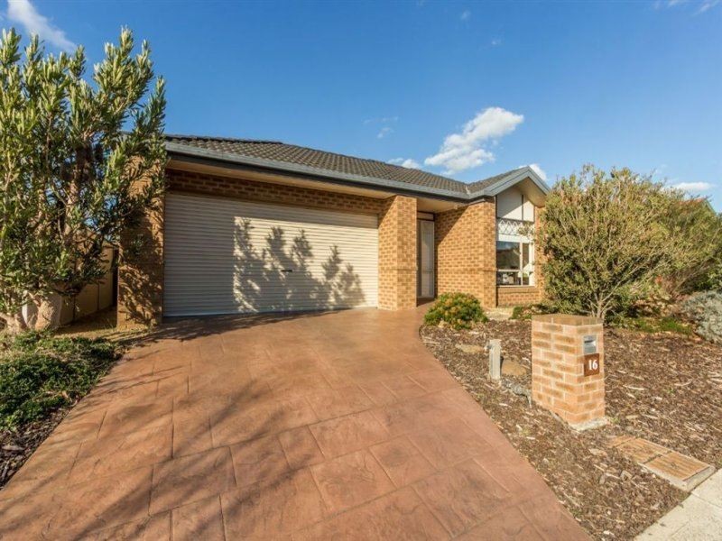 16 Gatehouse Parade, Cranbourne East VIC 3977