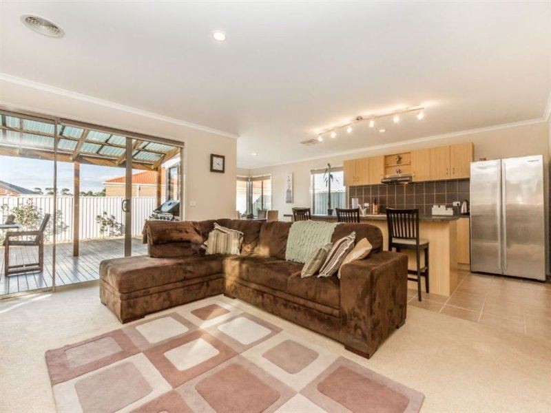 16 Gatehouse Parade, Cranbourne East VIC 3977