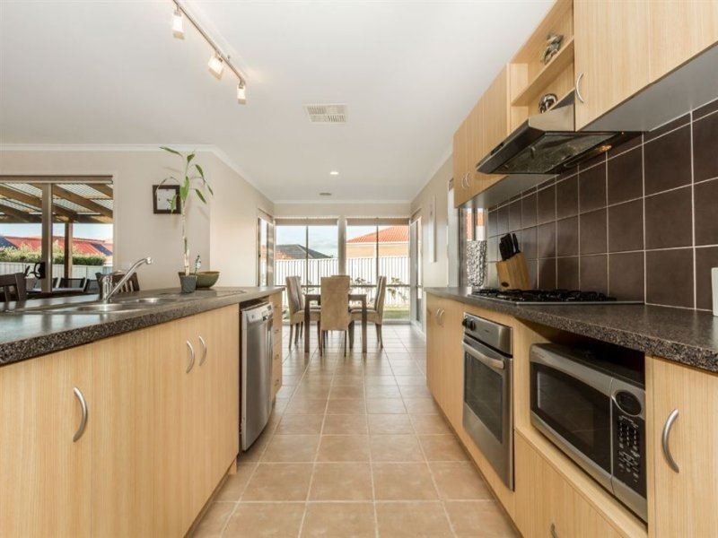 16 Gatehouse Parade, Cranbourne East VIC 3977