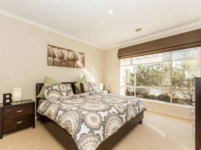 16 Gatehouse Parade, Cranbourne East VIC 3977