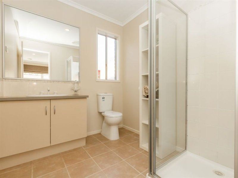 16 Gatehouse Parade, Cranbourne East VIC 3977