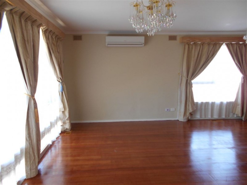 42 Thomas Cres, Cranbourne VIC 3977