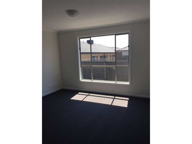 4 Hibernia Place, Cranbourne East VIC 3977