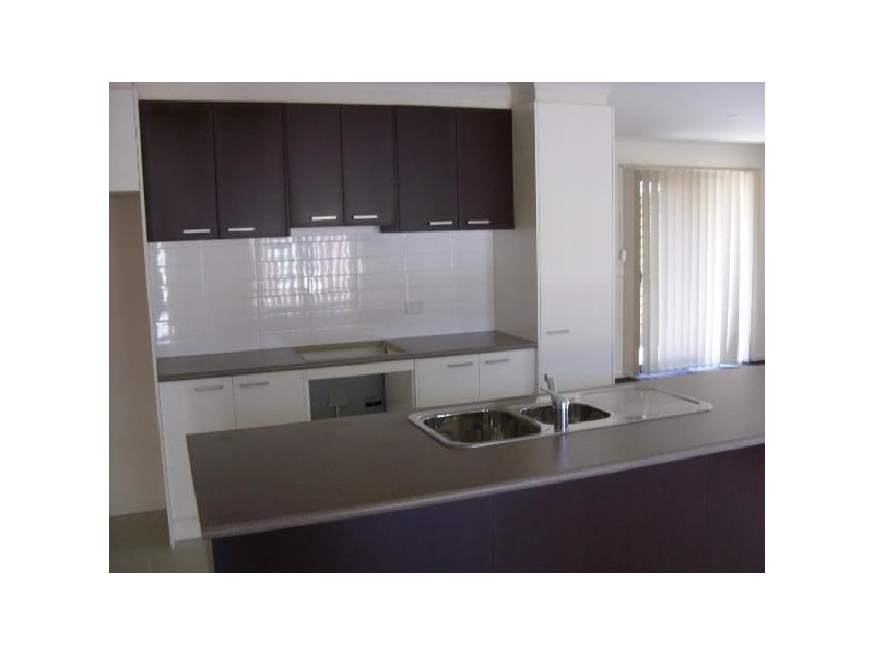 2/11-13 Elizabeth Street, Cranbourne North VIC 3977