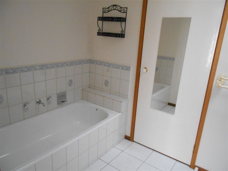 2 Mirrabook Court, Berwick VIC 3806