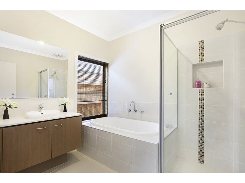 69 Charlbury Crescent, Cranbourne North VIC 3977