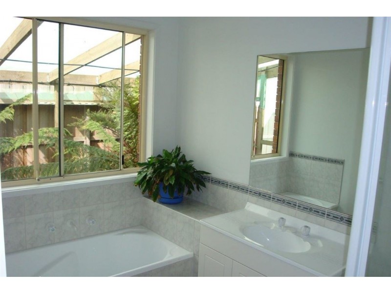 2 St Peters Close, Carrum Downs VIC 3201