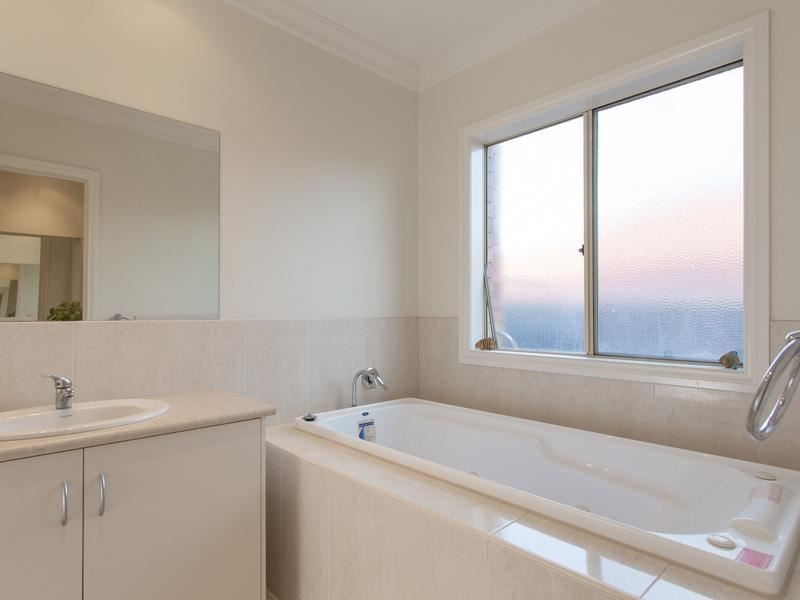 17 Parslow Crescent, Lynbrook VIC 3975