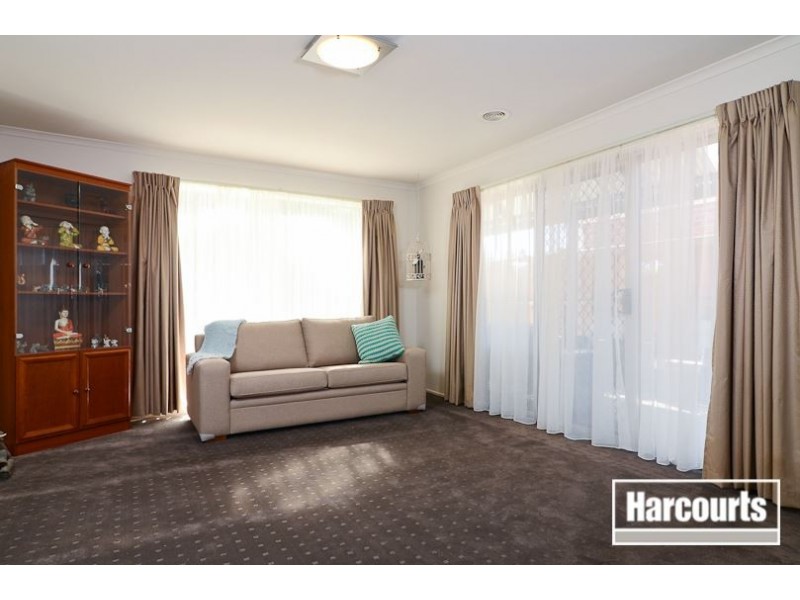 19 Penshurst Way, Cranbourne North VIC 3977