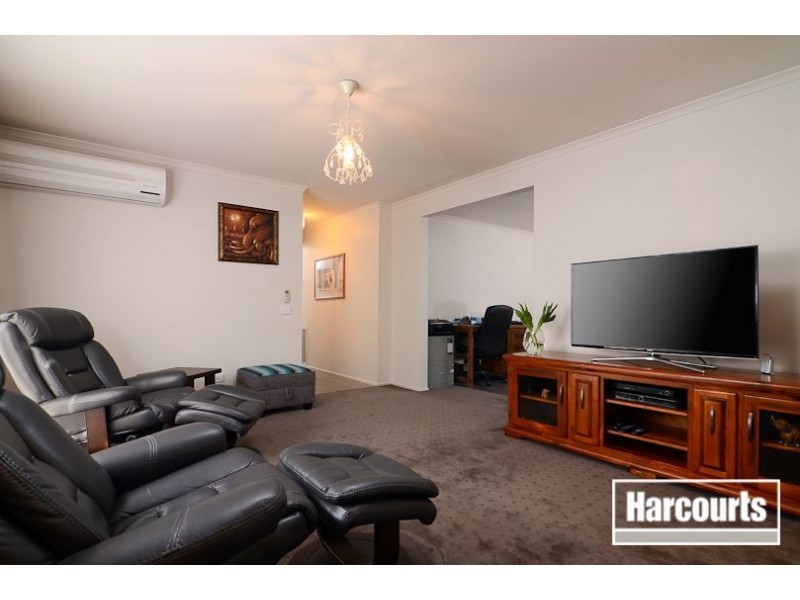 19 Penshurst Way, Cranbourne North VIC 3977