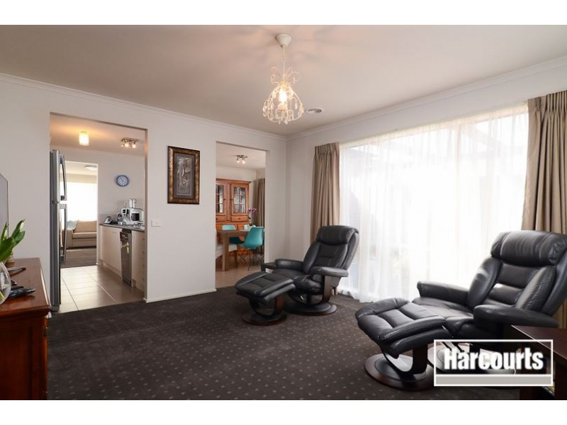 19 Penshurst Way, Cranbourne North VIC 3977