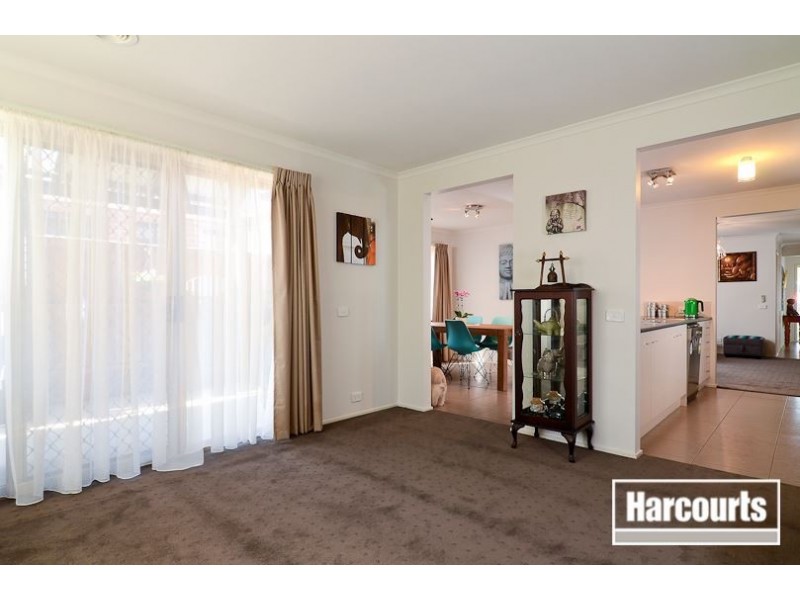 19 Penshurst Way, Cranbourne North VIC 3977