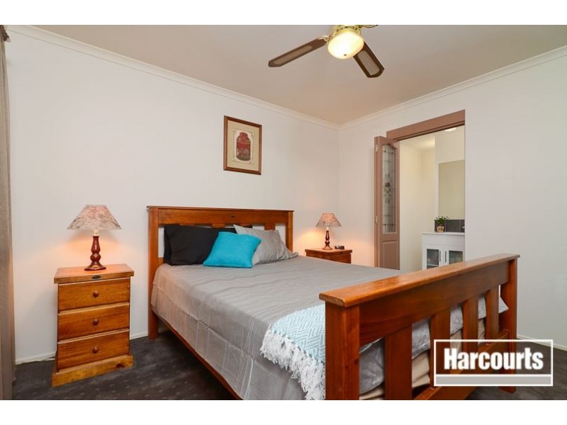 19 Penshurst Way, Cranbourne North VIC 3977