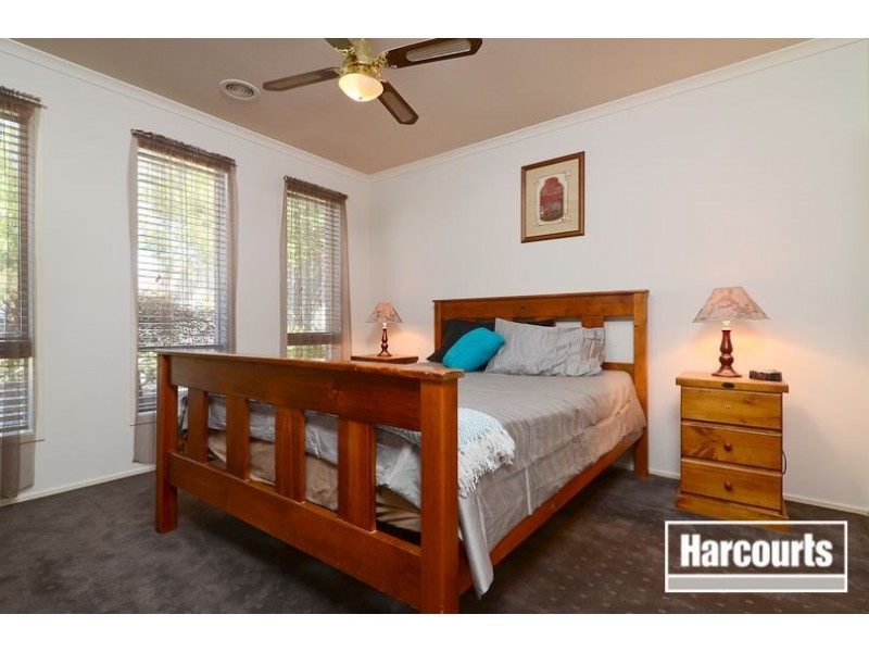 19 Penshurst Way, Cranbourne North VIC 3977