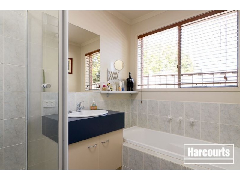 19 Penshurst Way, Cranbourne North VIC 3977