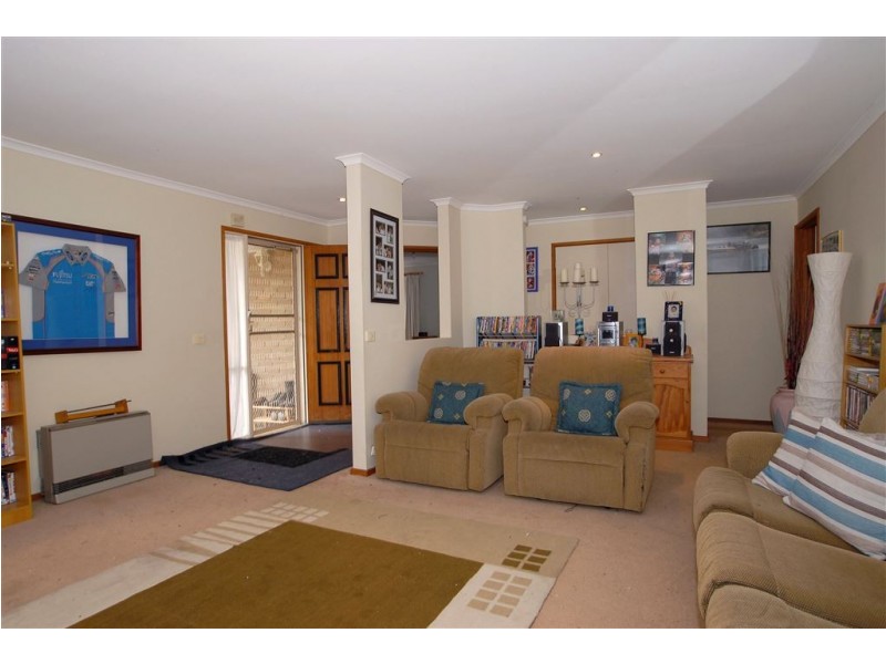 6 Rebecca Court, Cranbourne North VIC 3977