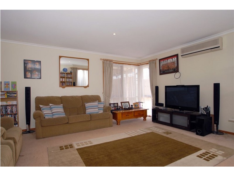 6 Rebecca Court, Cranbourne North VIC 3977