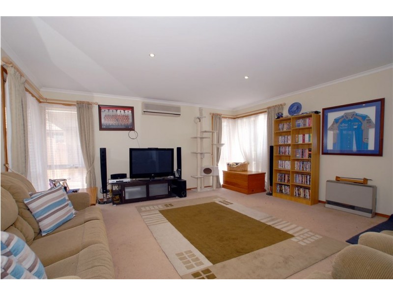 6 Rebecca Court, Cranbourne North VIC 3977
