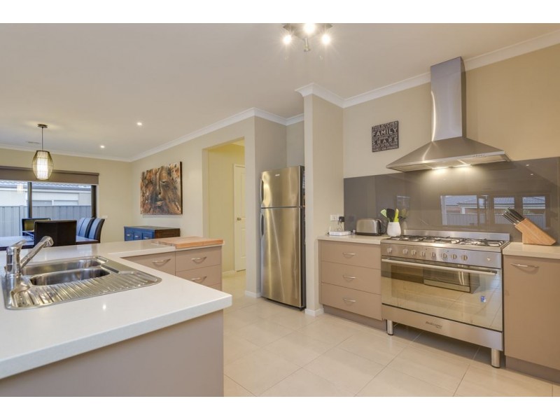 6 Lumina Avenue, Cranbourne North VIC 3977