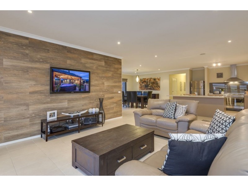 6 Lumina Avenue, Cranbourne North VIC 3977