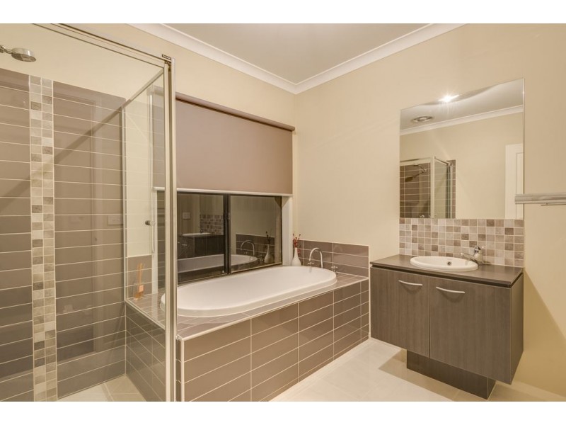 6 Lumina Avenue, Cranbourne North VIC 3977