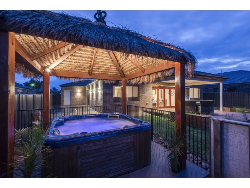 6 Lumina Avenue, Cranbourne North VIC 3977