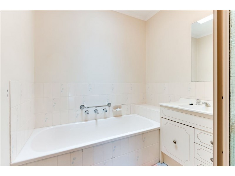 1/8 Lyall Street, Cranbourne VIC 3977