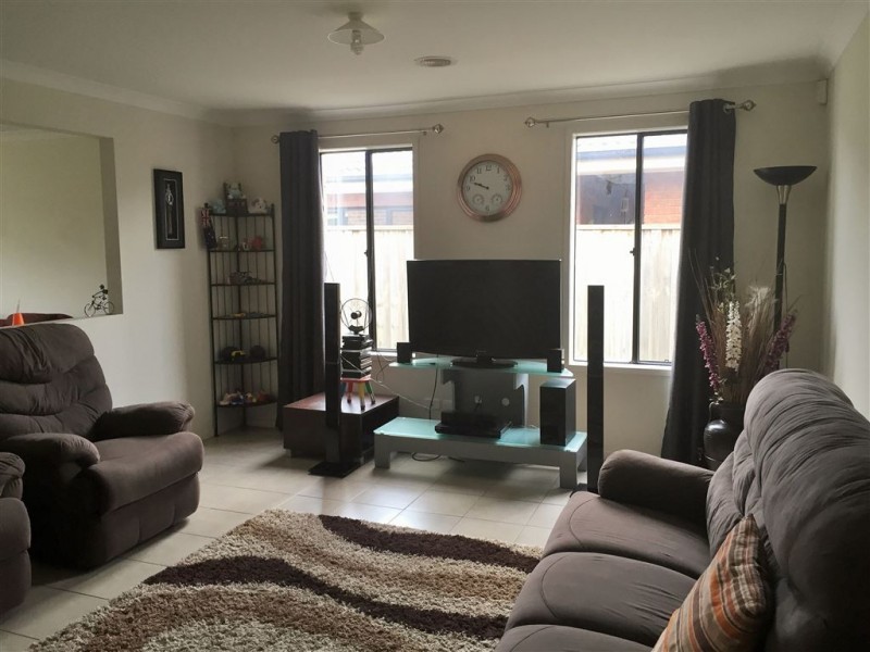 8 Middlesex Court, Cranbourne North VIC 3977