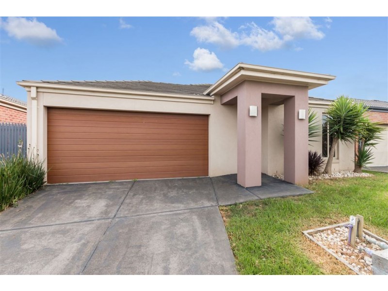 18 Tyndall Street, Cranbourne East VIC 3977