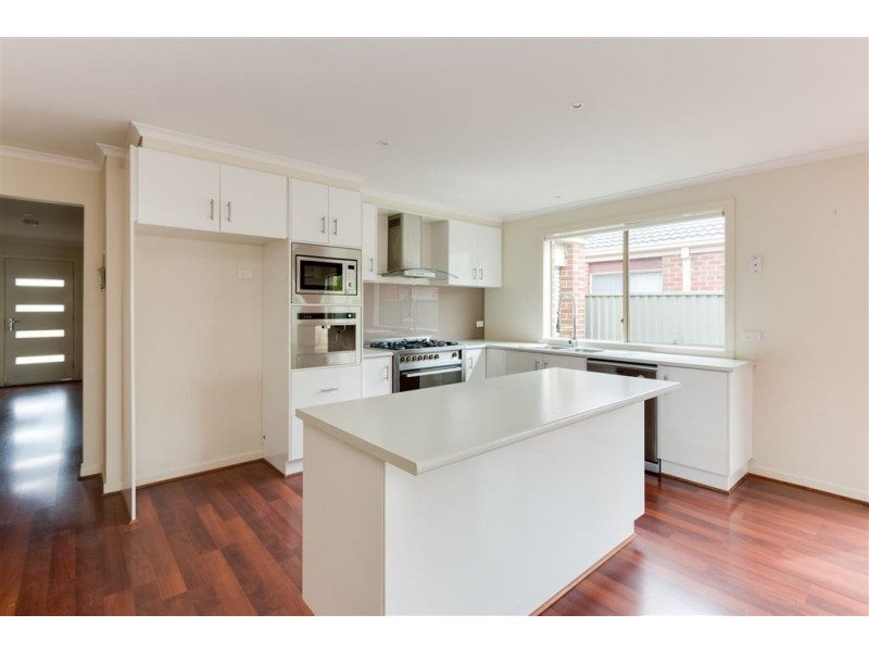 18 Tyndall Street, Cranbourne East VIC 3977