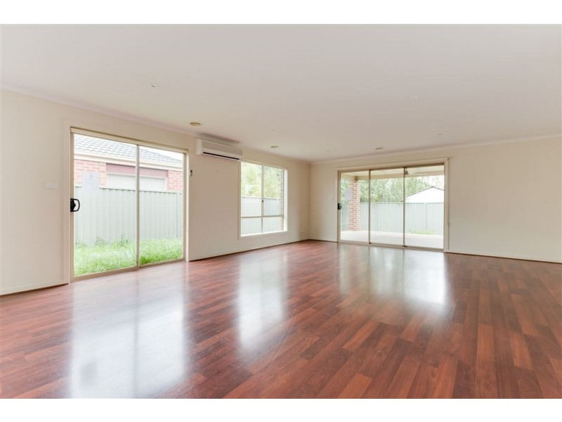 18 Tyndall Street, Cranbourne East VIC 3977