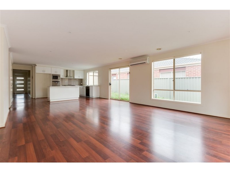 18 Tyndall Street, Cranbourne East VIC 3977