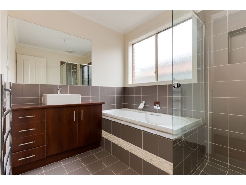 18 Tyndall Street, Cranbourne East VIC 3977