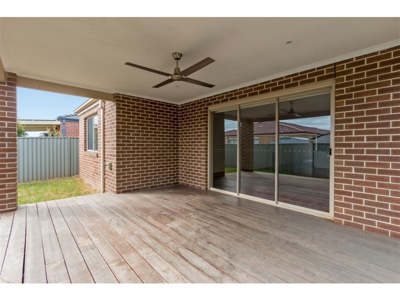 18 Tyndall Street, Cranbourne East VIC 3977