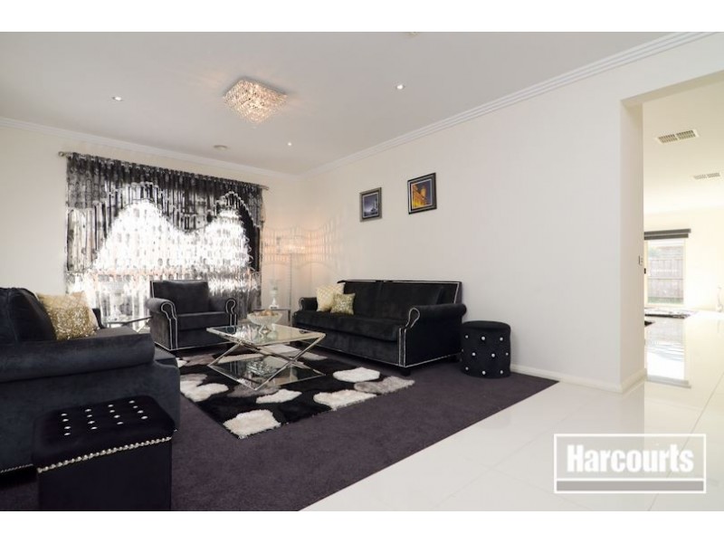 17 Mickleham Drive, Cranbourne North VIC 3977