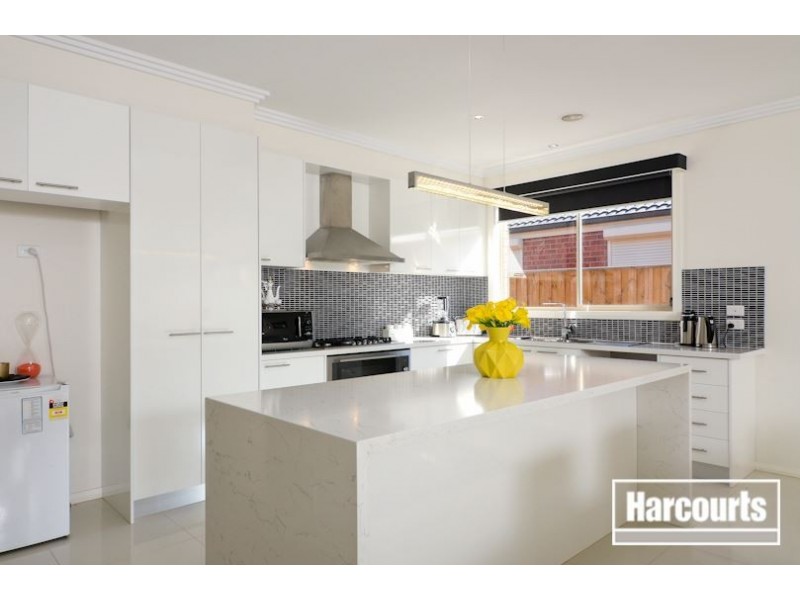 17 Mickleham Drive, Cranbourne North VIC 3977