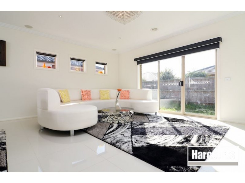 17 Mickleham Drive, Cranbourne North VIC 3977