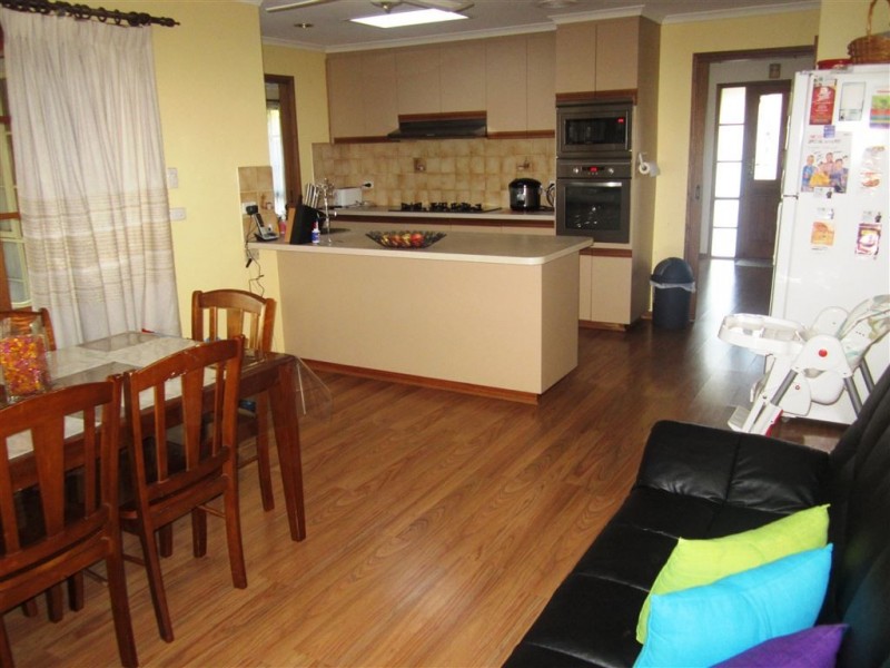 10 Tottington Rise, Berwick VIC 3806