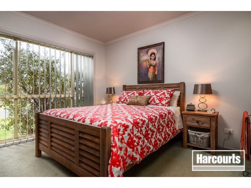 4 Greenock Crescent, Cranbourne East VIC 3977