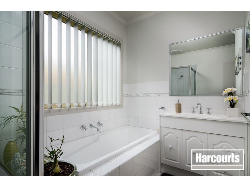 4 Greenock Crescent, Cranbourne East VIC 3977