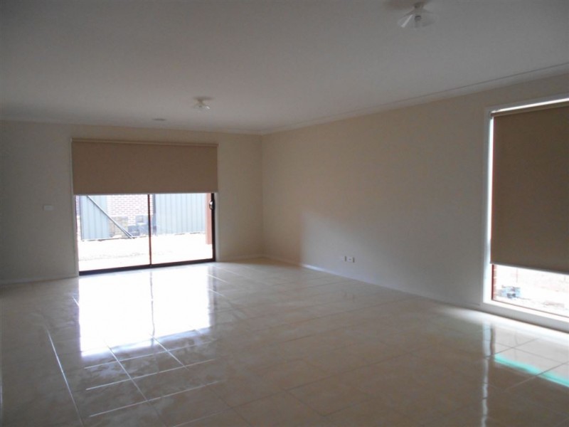 31 Kilmarnock Way, Clyde North VIC 3978