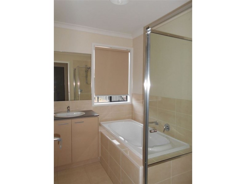 31 Kilmarnock Way, Clyde North VIC 3978