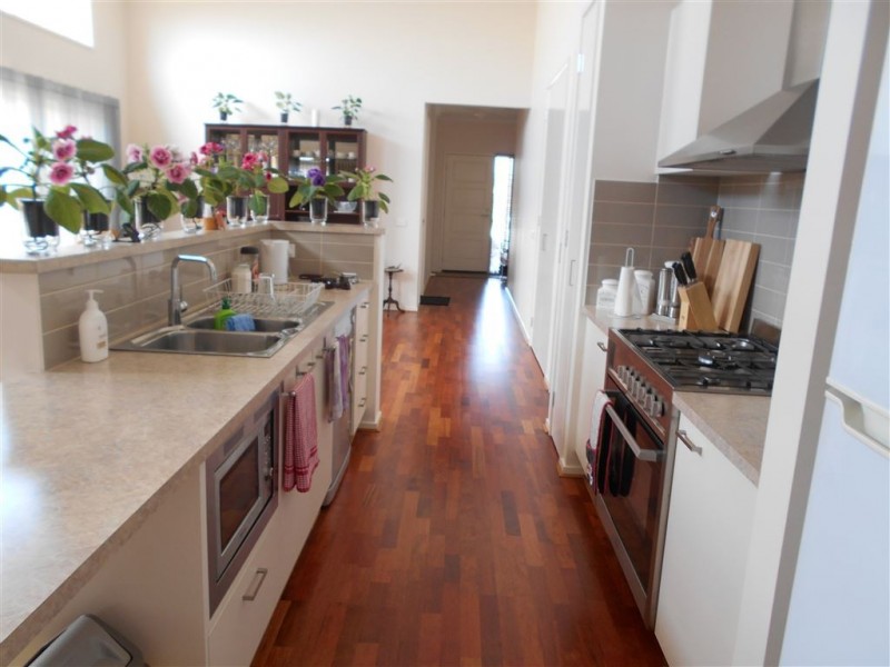 6 Winchcombe Way, Cranbourne North VIC 3977