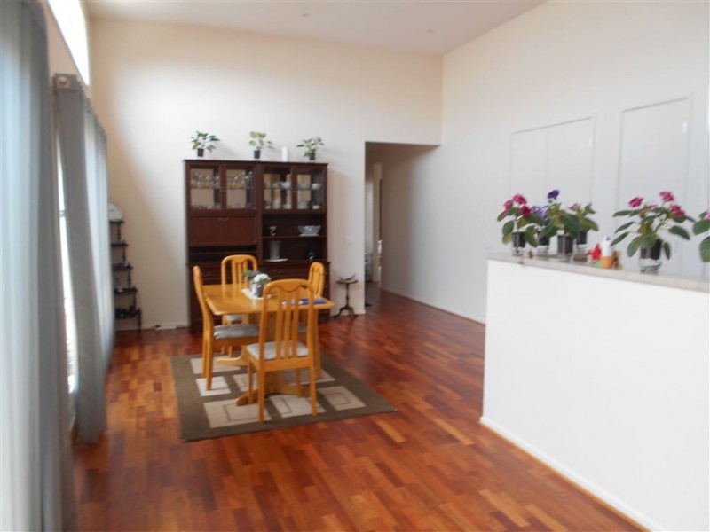 6 Winchcombe Way, Cranbourne North VIC 3977