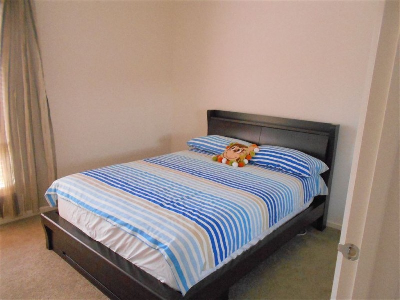 6 Winchcombe Way, Cranbourne North VIC 3977