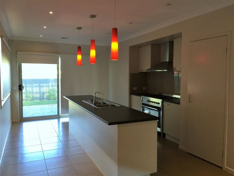 10 Tawleed Grove, Clyde North VIC 3978