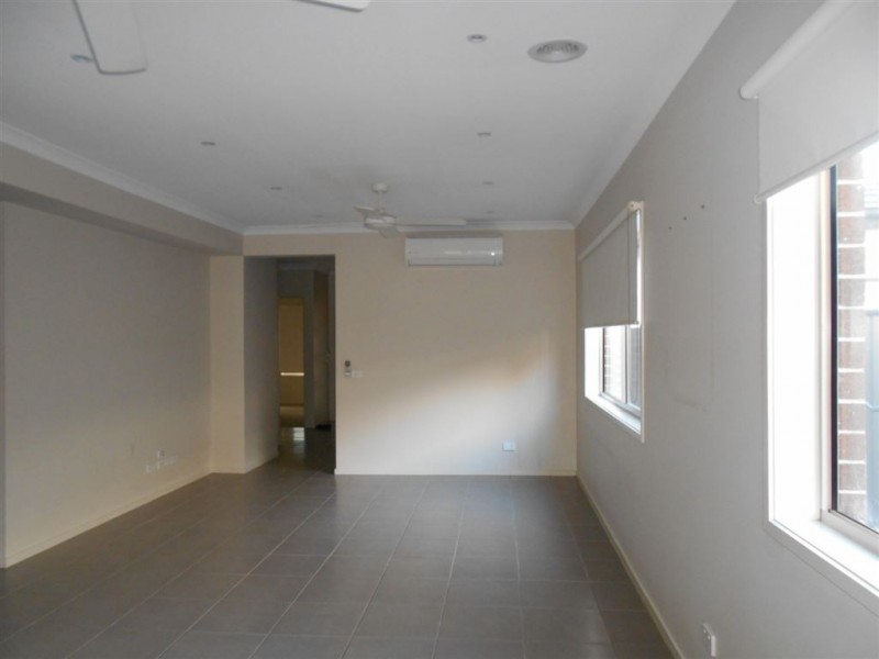 10 Tawleed Grove, Clyde North VIC 3978