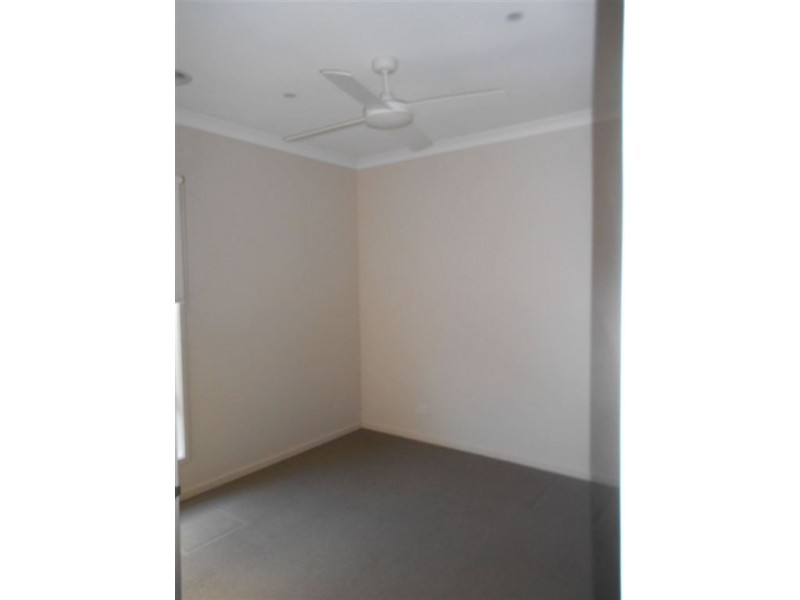 10 Tawleed Grove, Clyde North VIC 3978