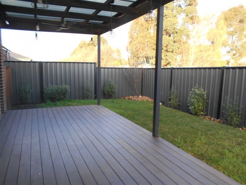 10 Tawleed Grove, Clyde North VIC 3978