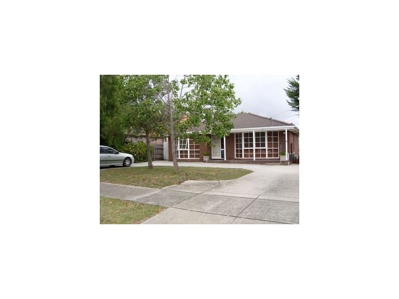 8 Evelyne Avenue, Cranbourne VIC 3977